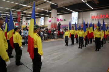 Stegarii Auchan au oferit clienților un spectacol special, de Ziua Națională a României