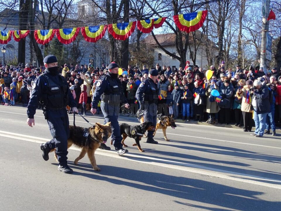 Parada de 1 Decembrie, din centrul Sucevei, a fost urmarită de mii de oameni Parada de 1 Decembrie, din centrul Sucevei, a fost urmarită de mii de oameni