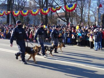 Parada de 1 Decembrie, din centrul Sucevei, a fost urmarită de mii de oameni