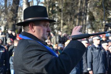 Constantin Boliacu imortalizeaza momentul cand sotia sa citeste mesajul premierului Ludovic Orban