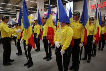 Ziua României, sărbătorită la Auchan cu defilare cu steaguri, dansuri și un tort imens