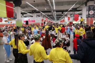 Ziua României, sărbătorită la Auchan cu defilare cu steaguri, dansuri și un tort imens