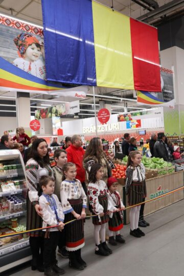 Ziua României, sărbătorită la Auchan cu defilare cu steaguri, dansuri și un tort imens