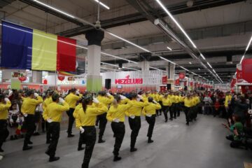 Ziua României, sărbătorită la Auchan cu defilare cu steaguri, dansuri și un tort imens