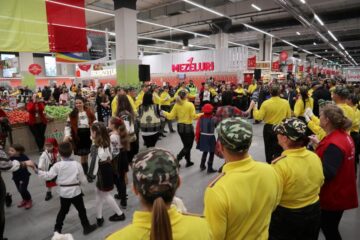 Ziua României, sărbătorită la Auchan cu defilare cu steaguri, dansuri și un tort imens