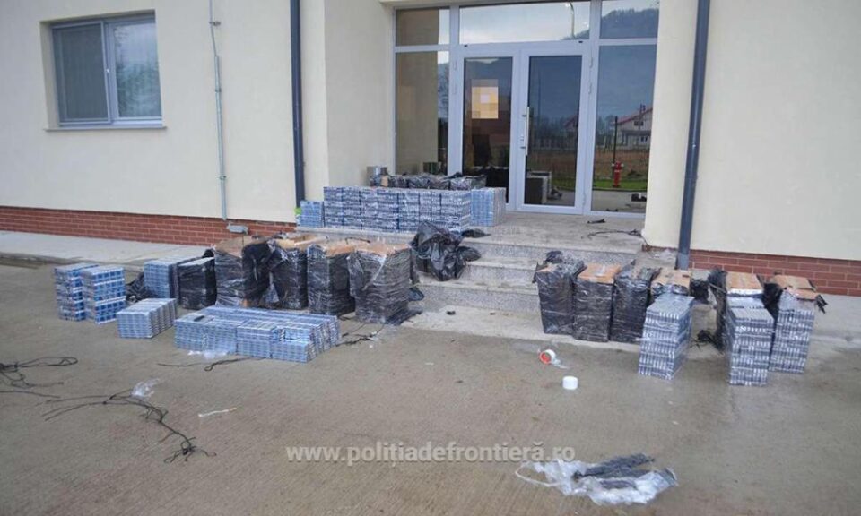 Peste 20.000 de pachete de țigări descoperite de polițiștii de frontieră suceveni