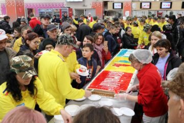 Ziua României, sărbătorită la Auchan cu defilare cu steaguri, dansuri și un tort imens