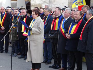 Subprefectul Silvia Boliacu citește mesajul premierului Ludovic Orban