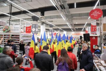 Ziua României, sărbătorită la Auchan cu defilare cu steaguri, dansuri și un tort imens
