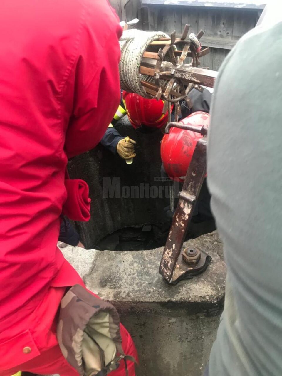 Tânără căzută în fântână, salvată de pompieri