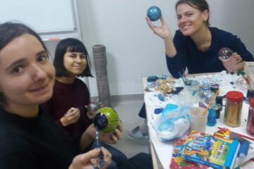 Copiii și voluntarii pregătesc obiectele care vor fi scoase la vânzare la Târgul de Crăciun