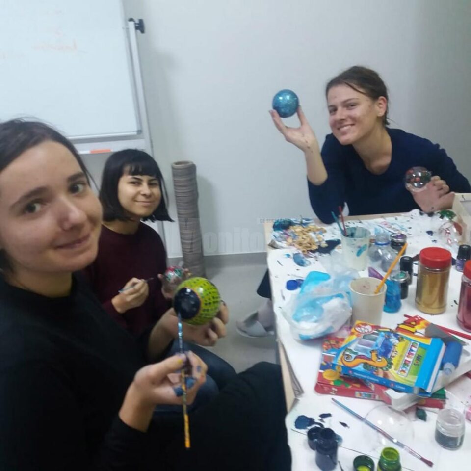 Copiii și voluntarii pregătesc obiectele care vor fi scoase la vânzare la Târgul de Crăciun