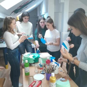 Copiii de la Centrul „Maria Ward” îi așteaptă pe rădăuțeni duminică, la Târgul de Crăciun