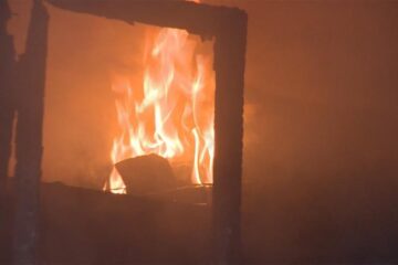 Bătrân găsit mort în casa care a luat foc