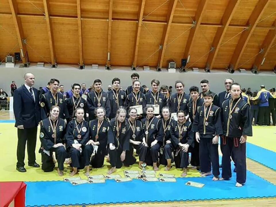 Antrenorul Ovidiu Zegrea, alături de sportivii clubului He Pai