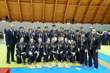 Antrenorul Ovidiu Zegrea, alături de sportivii clubului He Pai