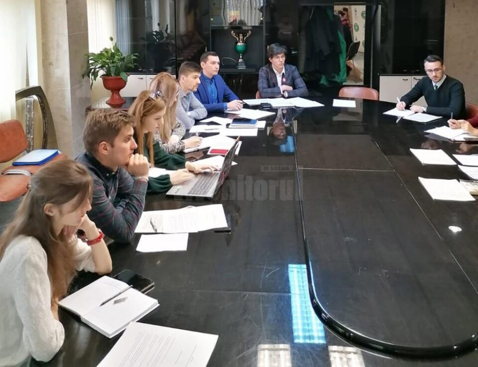 Transport gratuit pentru elevi în municipiul Suceava și înființarea unui centru de tineret, decise în urma întrunirii Consiliului Consultativ pe Probleme de Tineret