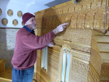 Un sculptor octogenar muncește de 30 de ani la o lucrare monumentală: redarea pe lemn a Bisericii Sf. Trei Ierarhi din Iași