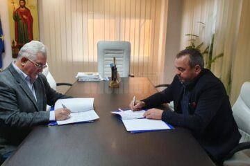 Contractul de asfaltare a străzii care va fi capăt de linie pentru divizia de transport electric a fost semnat miercuri dimineață Contractul de asfaltare a străzii care va fi capăt de linie pentru divizia de transport electric a fost semnat miercuri dimineață