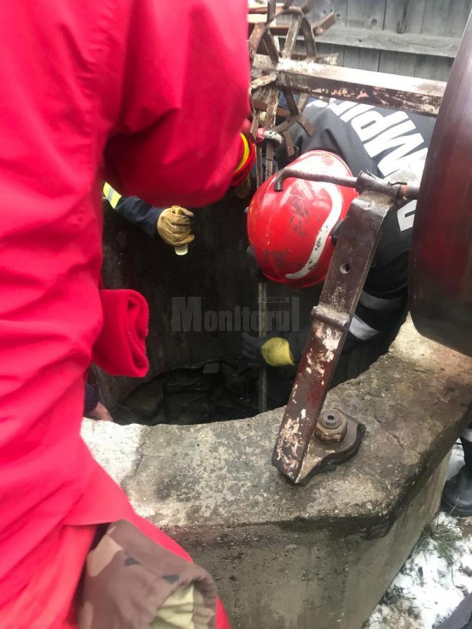 În urma unei intervenții dificile, tânăra a fost salvată din adâncul fântânii de 28 de metri