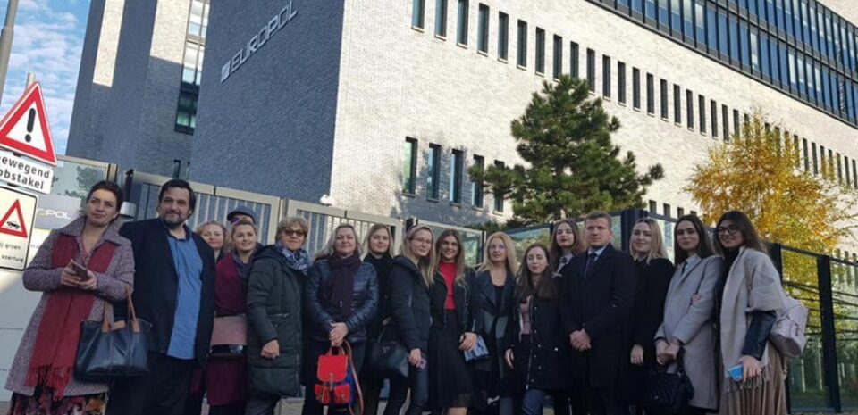 Studenții și masteranzii cu rezultate bune au fost răsplătiți cu o vizită de studiu la Haga