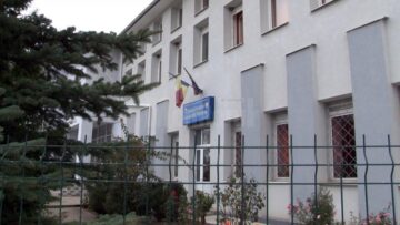 Elev de clasa a VI-a, lovit de o mamă nervoasă. Este al treilea părinte care ajunge în arest pentru agresiuni la școală