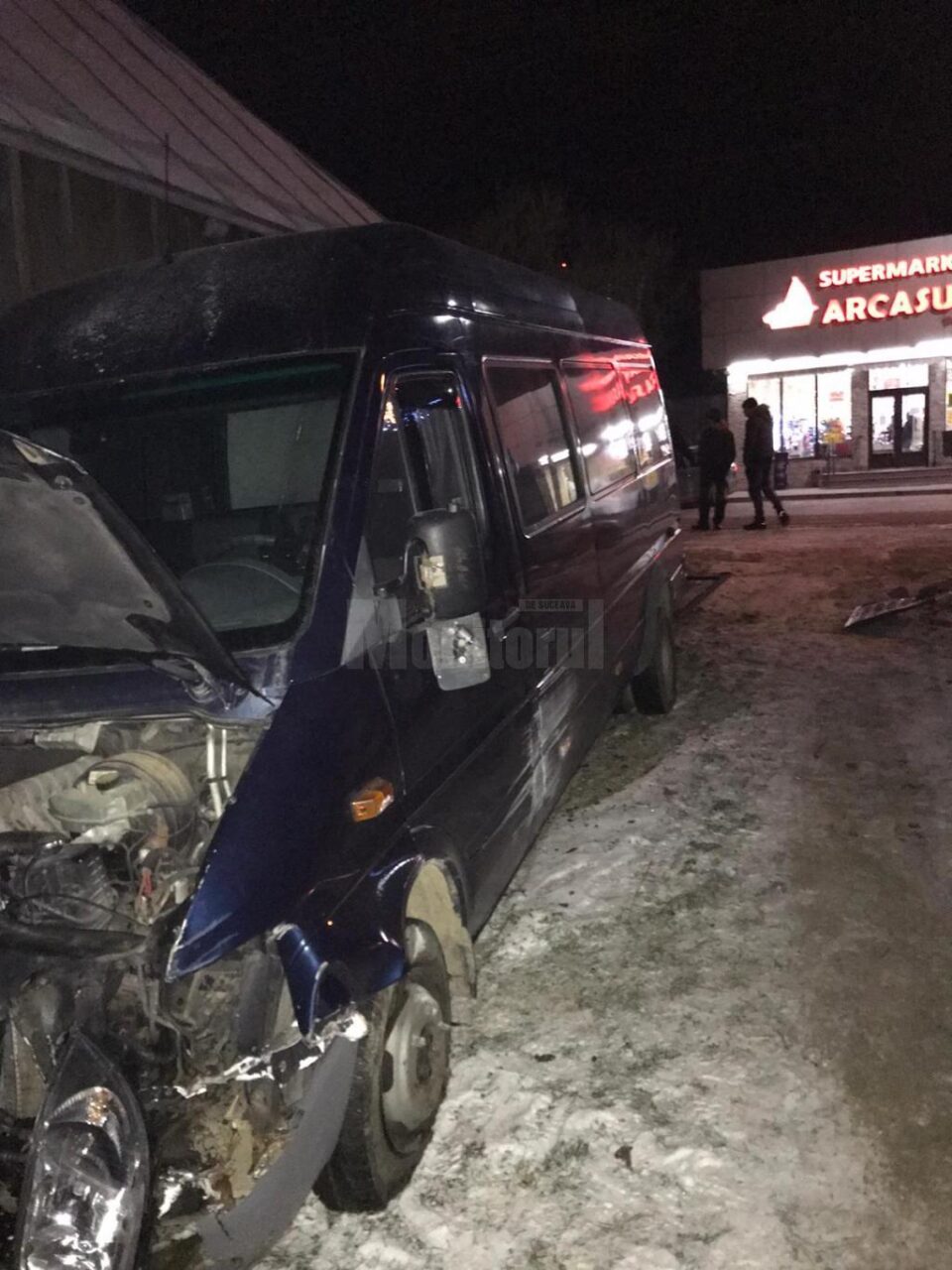 Un călugăr beat la volan a intrat cu microbuzul printr-un gard, în curtea unei case