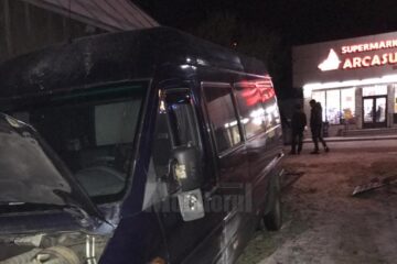 Un călugăr beat la volan a intrat cu microbuzul printr-un gard, în curtea unei case