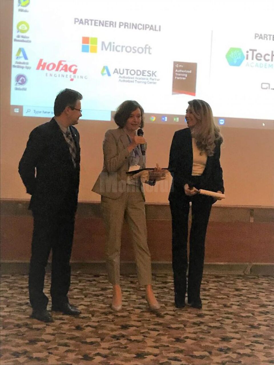 Gabriela Prelipcean (mijloc), la festivitatea de premiere EduManager