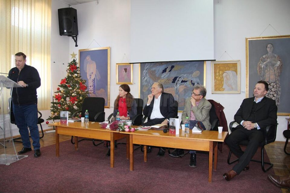Constantin Severin în mijlocul celor care au comentat cea mai recentă apariție editorială a sa