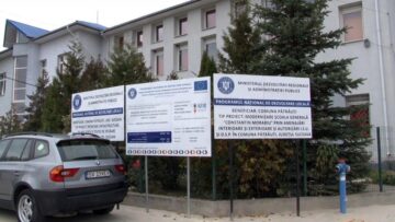 Elev de clasa a VI-a, lovit de o mamă nervoasă. Este al treilea părinte care ajunge în arest pentru agresiuni la școală