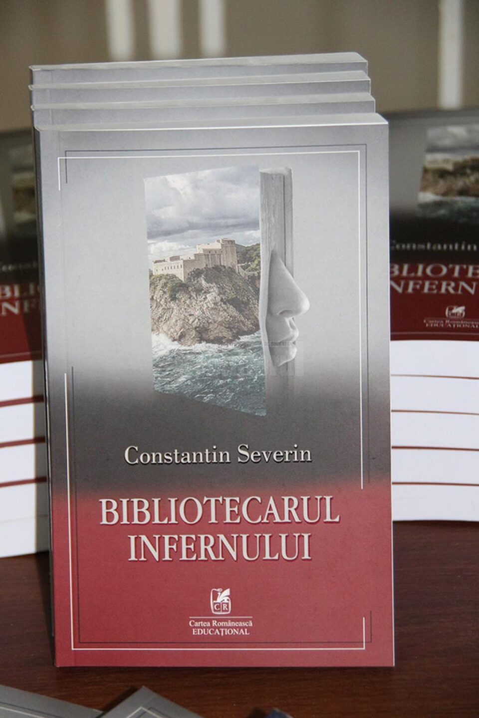 Scriitorul Constantin Severin și-a lansat miercuri romanul ”Bibliotecarul Infernului”, la Biblioteca Bucovinei