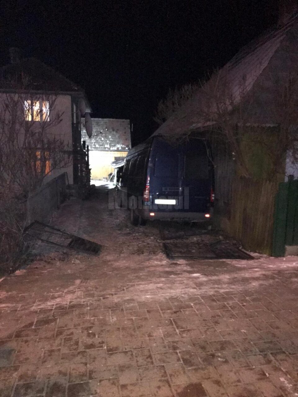 Un călugăr beat la volan a intrat cu microbuzul printr-un gard, în curtea unei case