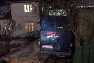 Călugărul a pierdut controlul asupra volanului și a distrus cu mașina poarta unui imobil, vehiculul ajungând în curtea localnicului respectiv