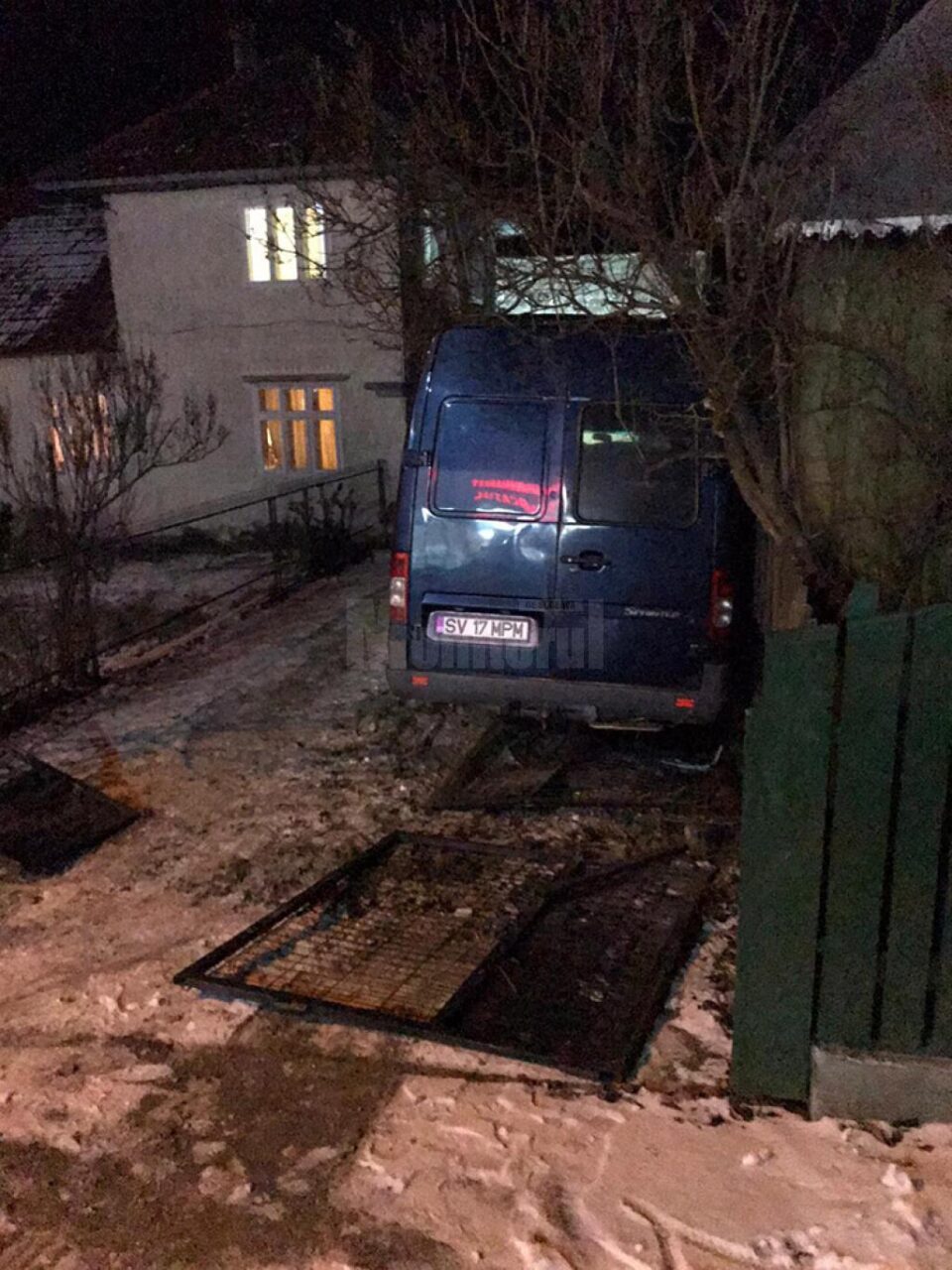 Călugărul a pierdut controlul asupra volanului și a distrus cu mașina poarta unui imobil, vehiculul ajungând în curtea localnicului respectiv