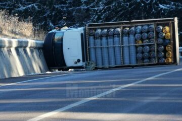 Un camion care transporta butelii s-a răsturnat, ieri, pe DN 17, în pasul Tihuța Camionul, repus pe roți fără incidente
