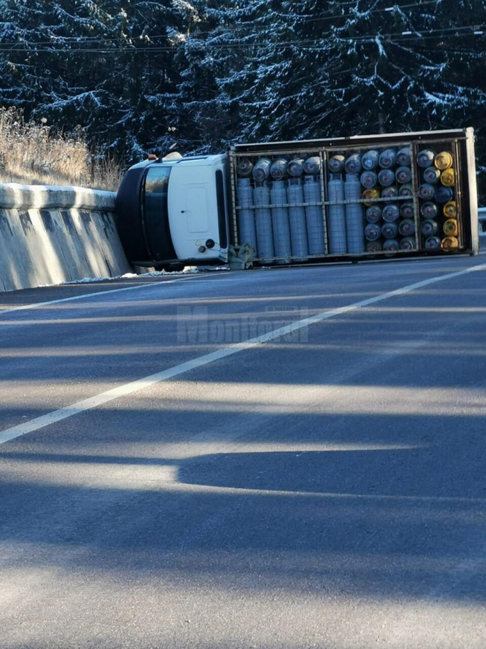 Un camion care transporta butelii s-a răsturnat, ieri, pe DN 17, în pasul Tihuța Camionul, repus pe roți fără incidente
