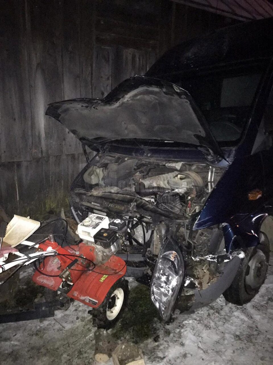 Călugărul a pierdut controlul asupra volanului și a distrus cu mașina poarta unui imobil, vehiculul ajungând în curtea localnicului respectiv
