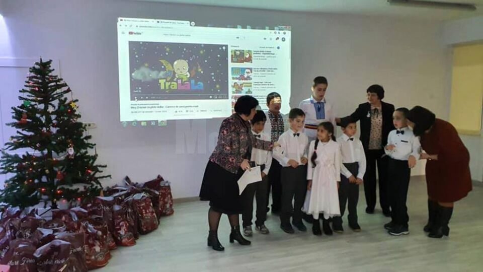 Moș Nicolae le-a adus daruri copiilor de la Centrul Școlar Suceava