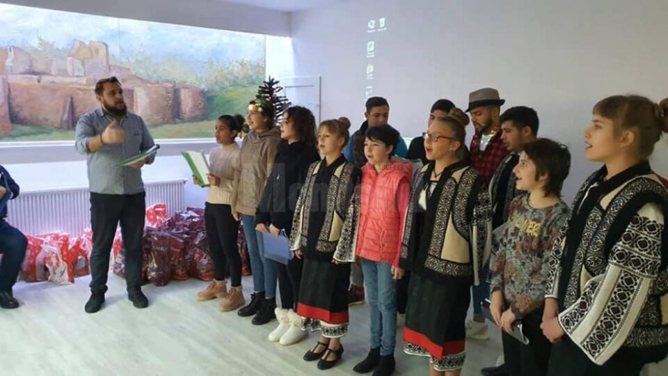Moș Nicolae le-a adus daruri copiilor de la Centrul Școlar Suceava