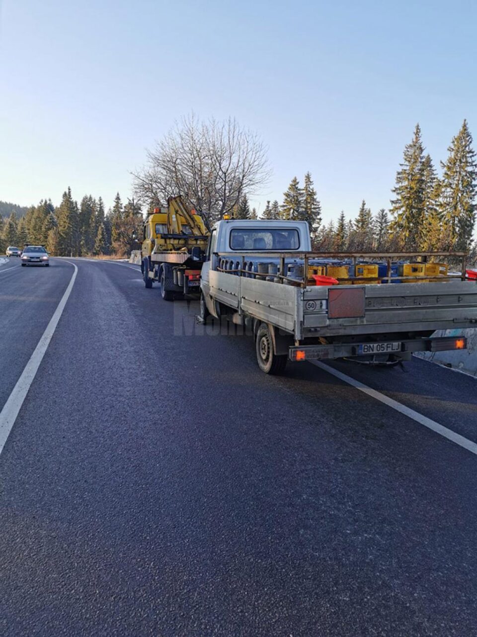 Un camion cu butelii s-a răsturnat în Pasul Tihuța