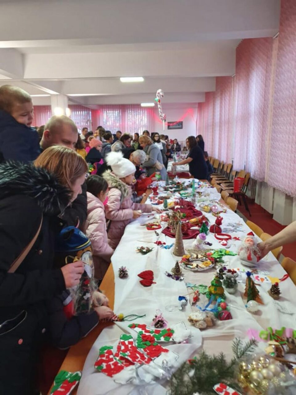 Târg de Crăciun în scop caritabil, la Grădinița Colegiului ”Mihai Eminescu” Suceava