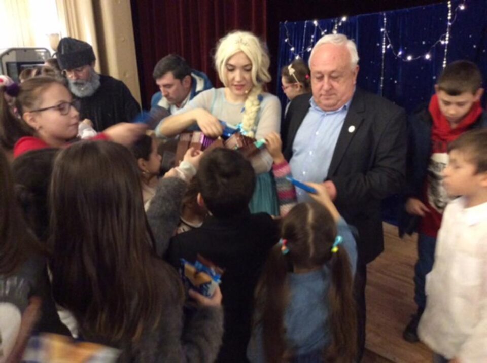 Primarul Nistor Tatar și câțiva membri din executivul local le-a dăruit copiilor dulciuri, ciocolată și napolitane