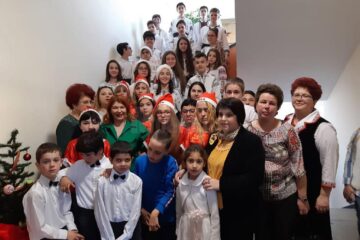 Elevi și profesorii s-au bucurat împreună de atmosfera sărbătorilor de iarnă