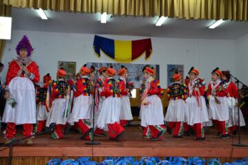 Festival - concurs de tradiții și obiceiuri, la școala din Hănțești