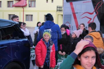 Încălțăminte nouă, pe alese, cadoul oferit de Moș Nicolae copiilor sărmani de la Așezământul „Sf. Ierarh Leontie” Rădăuți