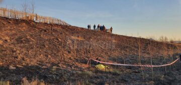 Bătrânul a vrut să oprească focul care s-a extins însă imediat, fiind favorizat de vânt