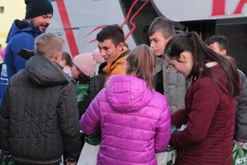 Încălțăminte nouă, pe alese, cadoul oferit de Moș Nicolae copiilor sărmani de la Așezământul „Sf. Ierarh Leontie” Rădăuți