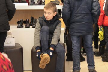 Încălțăminte nouă, pe alese, cadoul oferit de Moș Nicolae copiilor sărmani de la Așezământul „Sf. Ierarh Leontie” Rădăuți