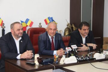 Alexandru Băișanu alături de Florin Țibichi (stânga) și Ovidiu Slușariuc (dreapta)